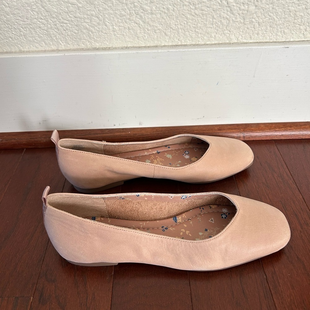 Lucky Brand Women's Destrien2 Dusty Sand
Leather Flats size 7 New - Picture 5 of 11